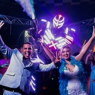 Robotron robô de LED dançando em festa