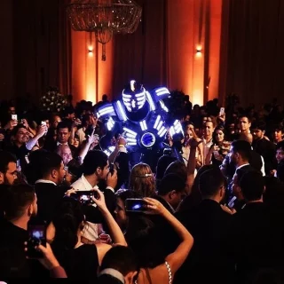 Robotron robô de LED tirando selfie com convidados